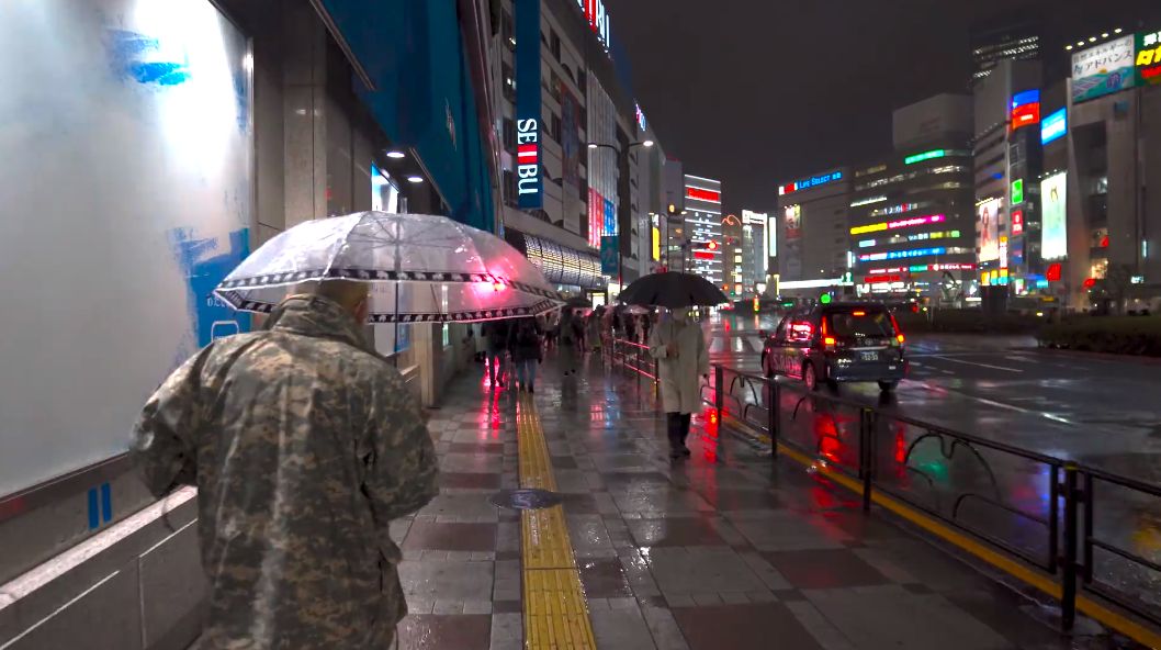 在2月的雨夜，畅游于日本东京的池袋，领略这个区域的别样风情。