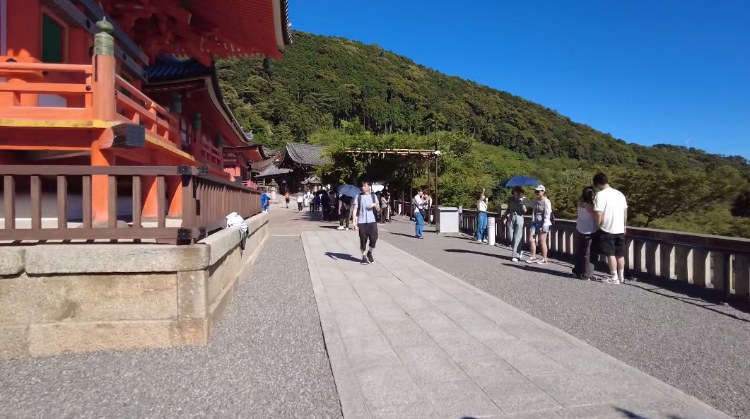 七月盛夏，在日本京都从清水寺到八坂神社的悠闲漫步