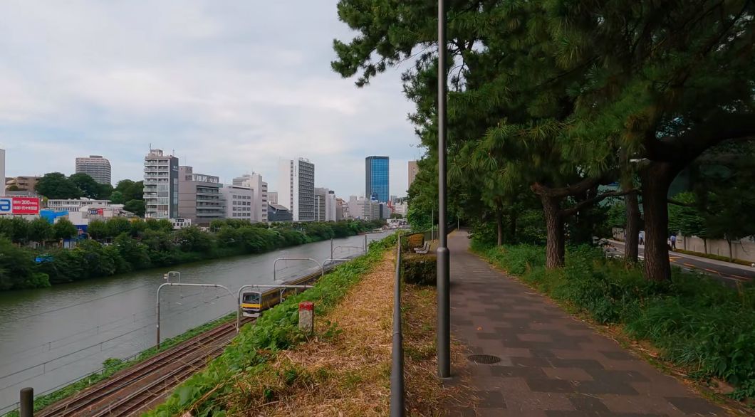 七月游东京：从四谷站至饭田桥站的悠闲漫步｜欣赏护城河与电车的迷人风景